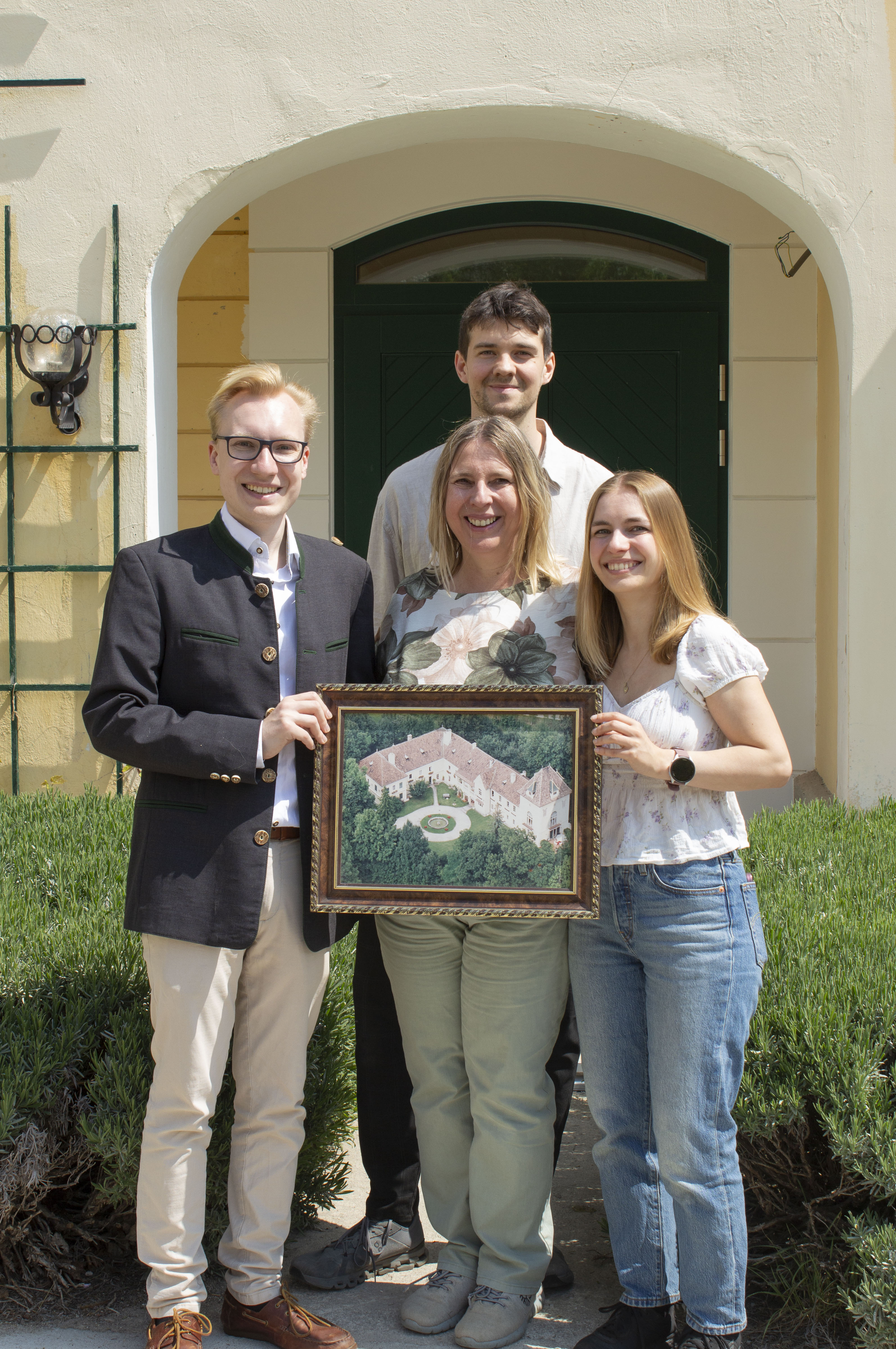 Jutta, Daniel, Jasmin und Oliver vor Schloss Mühlhof