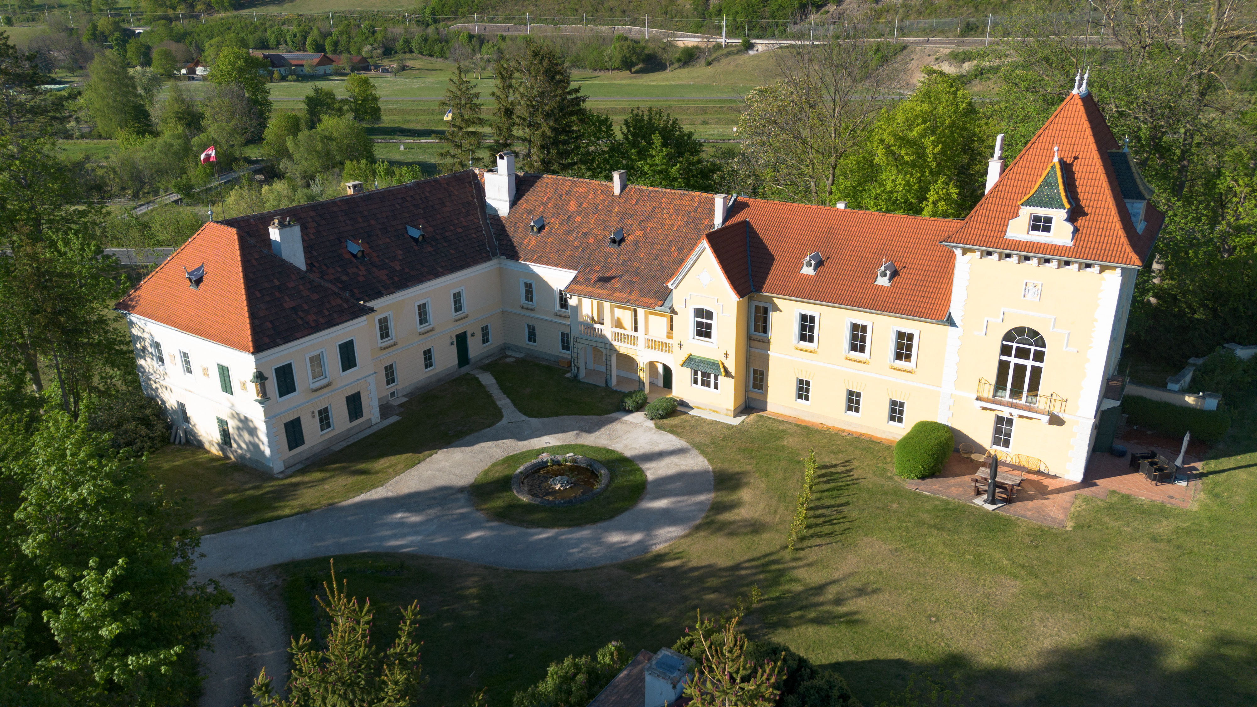 Blick durch den Garten zum Schloss