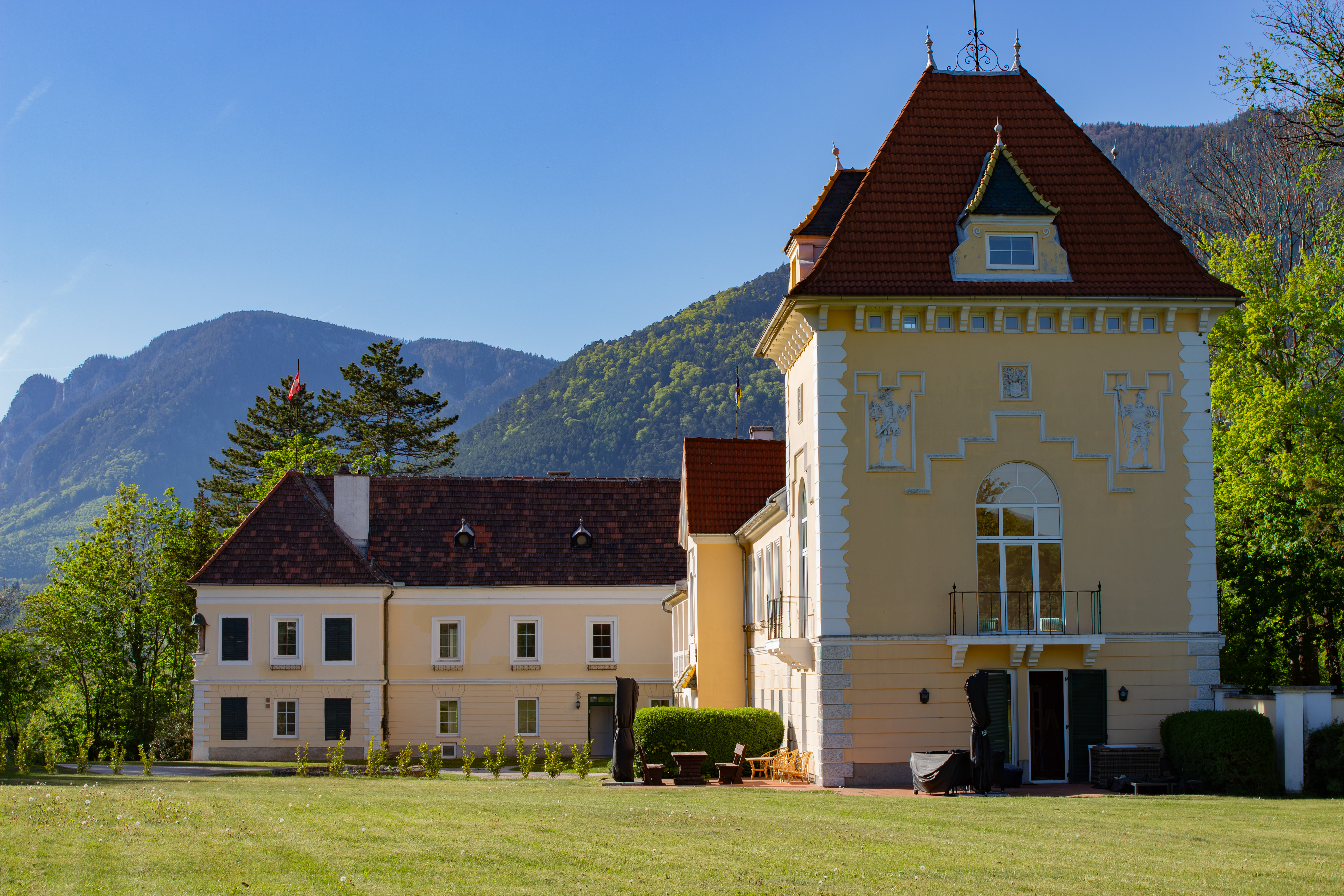 Schloss und Garten im Frühling