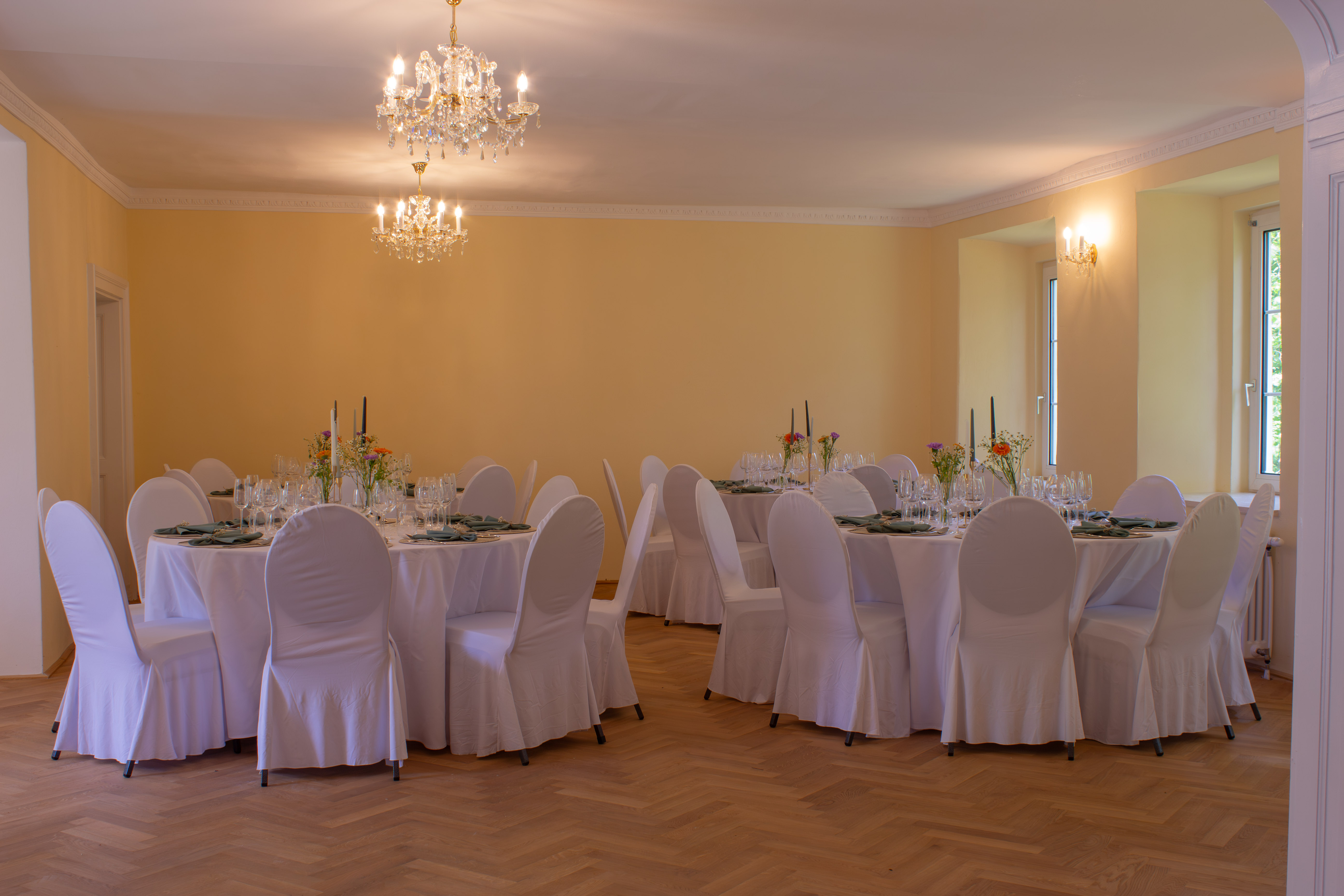 Historischer Saal mit Treppe