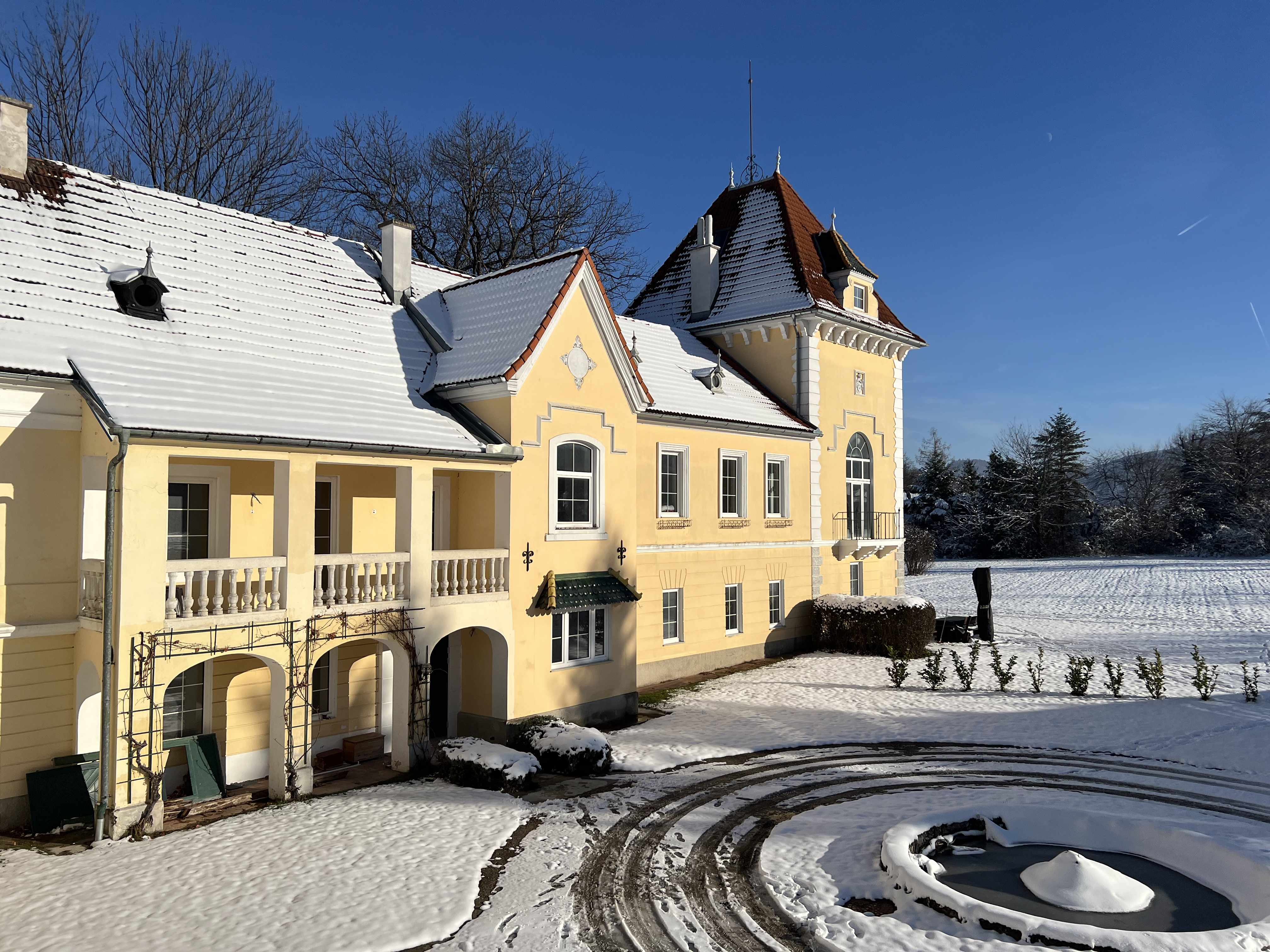 Schlossfassade inmitten des Gartens